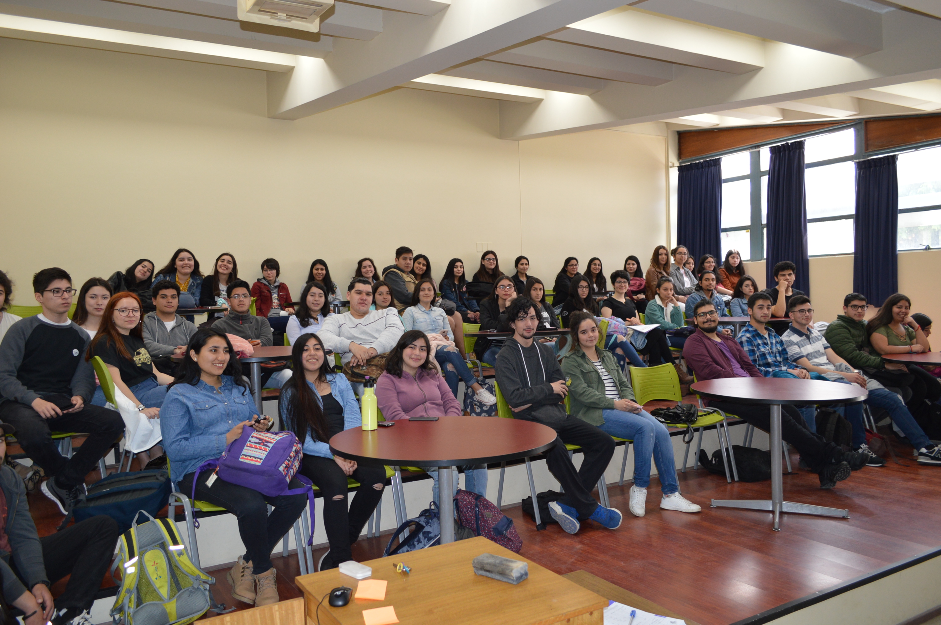 Estudiantes beneficiados participan en actividad del CADE