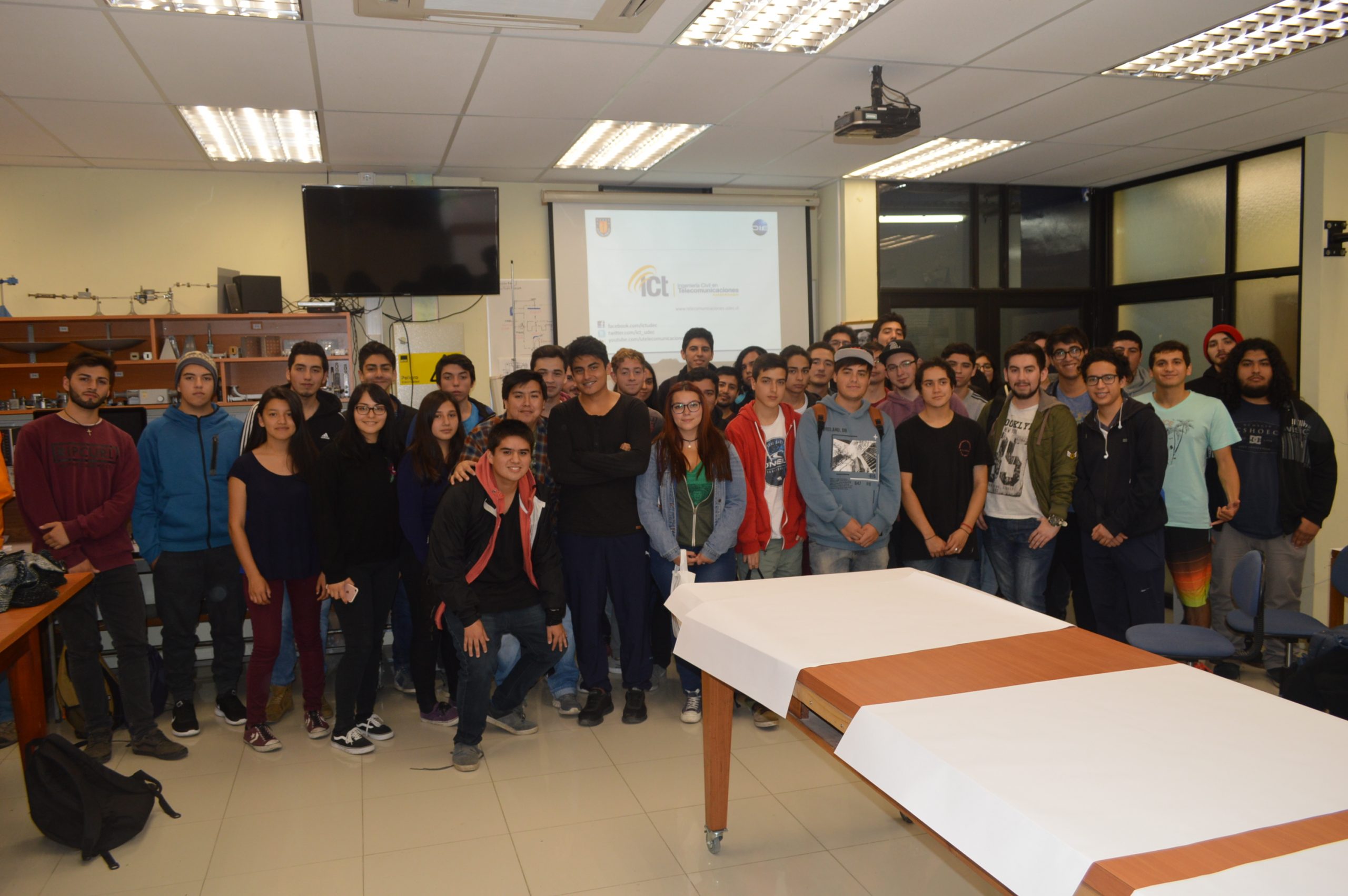 Ingeniería civil en Telecomunicaciones presentó Monitores CADE a sus estudiantes