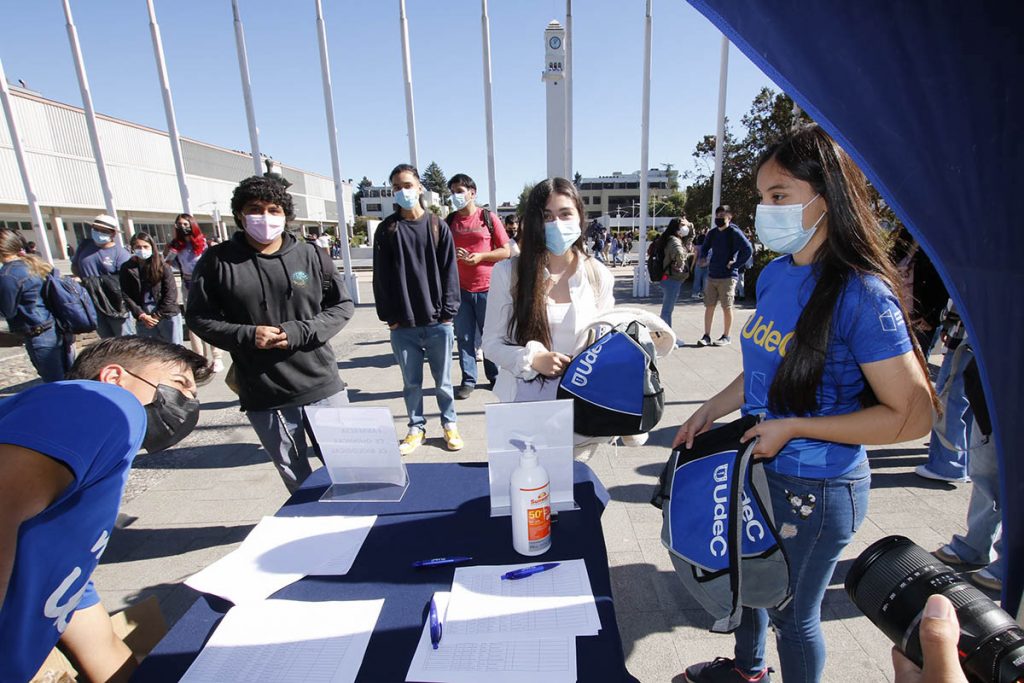 Estudiantes de primer año retiraron mochilas institucionales en su debut universitario