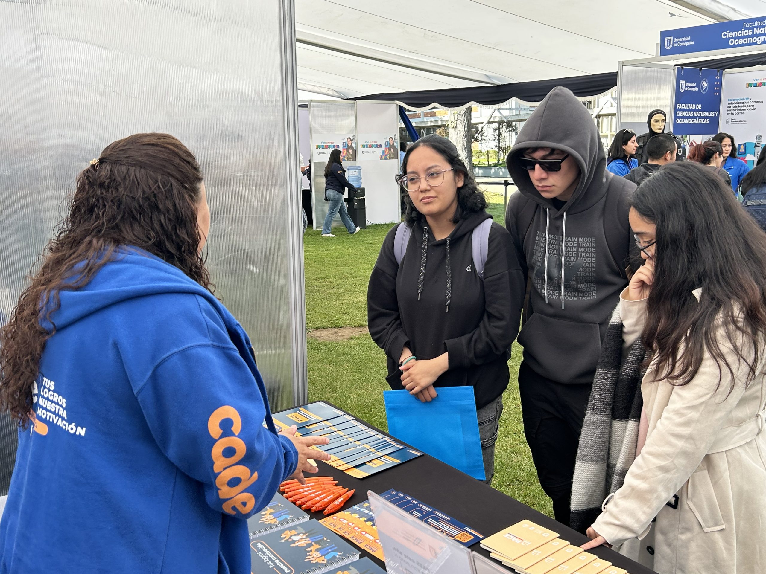CADE UdeC participó en Feria Puertas Abiertas 2025 con stand informativo y orientación a estudiantes PACE 