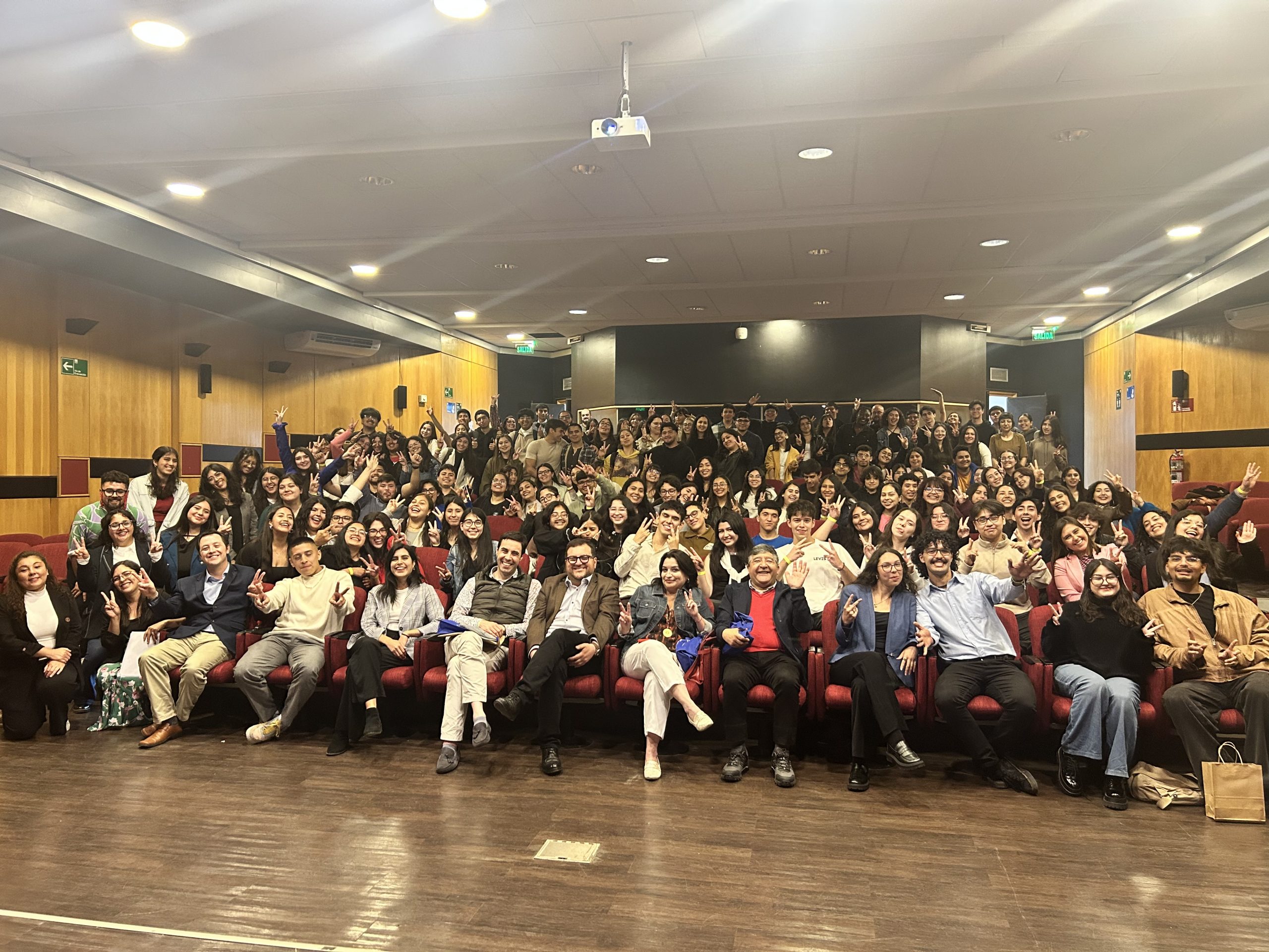 Tutoría de Pares del CADE finaliza su ciclo 2025 con ceremonia de reconocimiento 